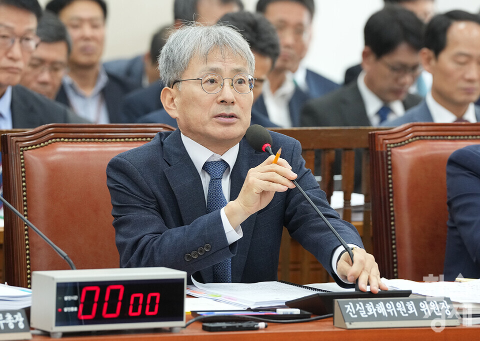 10일 서울 여의도 국회에서 행정안전위원회의 중앙선거관리위원회, 소방청 등 4개 기관에 대한 국정감사가 열리고 있다. 김광동 진실화해를위한과거사정리위원회 위원장이 의원 질의에 답변하고 있다. /최대성 기자 dpdaesung@sporbiz.co.kr 2024.10.10.