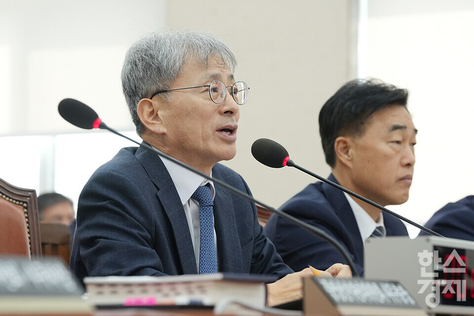 10일 서울 여의도 국회에서 행정안전위원회의 중앙선거관리위원회, 소방청 등 4개 기관에 대한 국정감사가 열리고 있다. 김광동 진실화해를위한과거사정리위원회 위원장이 의원 질의에 답변하고 있다. /최대성 기자 dpdaesung@sporbiz.co.kr 2024.10.10.