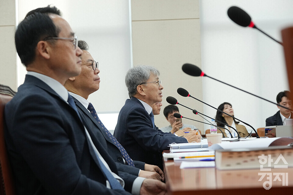 10일 서울 여의도 국회에서 행정안전위원회의 중앙선거관리위원회, 소방청 등 4개 기관에 대한 국정감사가 열리고 있다. 김광동 진실화해를위한과거사정리위원회 위원장이 의원 질의에 답변하고 있다. /최대성 기자 dpdaesung@sporbiz.co.kr 2024.10.10.