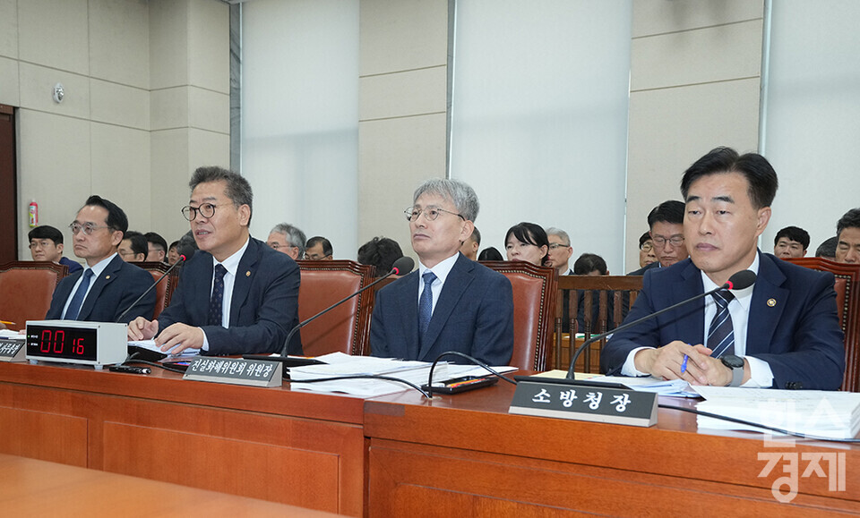 10일 서울 여의도 국회에서 행정안전위원회의 중앙선거관리위원회, 소방청 등 4개 기관에 대한 국정감사가 열리고 있다. 김용빈 중앙선거관리위원회 사무총장이 의원 질의에 답변하고 있다. /최대성 기자 dpdaesung@sporbiz.co.kr 2024.10.10.