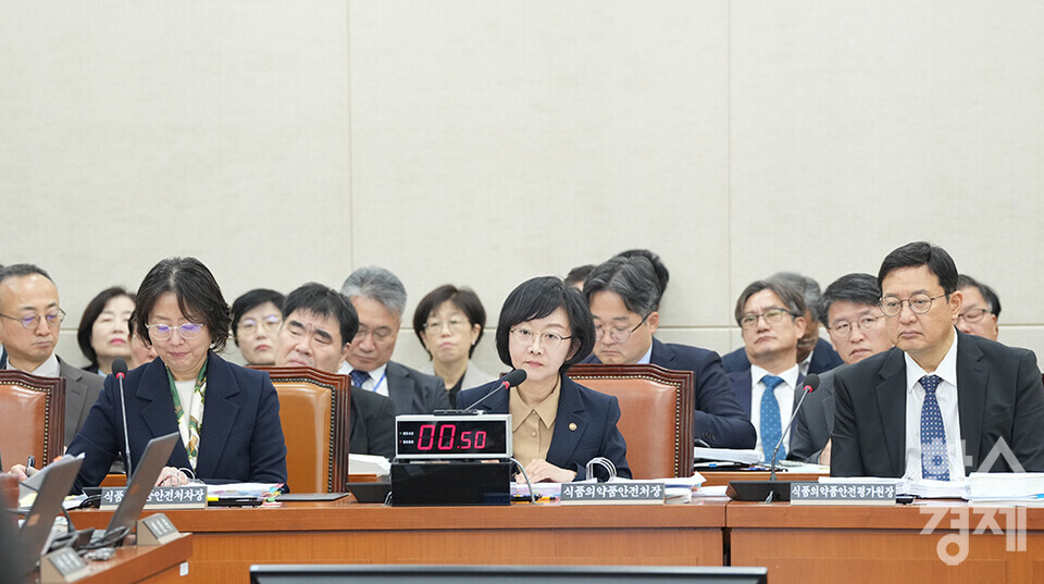 오유경 식품의약품안전처장(가운데)이 10일 서울 여의도 국회에서 열린 보건복지위원회의 보건복지부, 질병관리청에 대한 국정감사에 출석해 의원 질의를 듣고 있다. /최대성 기자 dpdaesung@sporbiz.co.kr 2024.10.10.