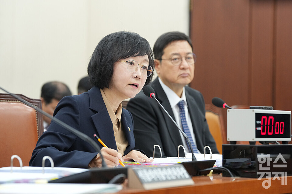 오유경 식품의약품안전처장이 10일 서울 여의도 국회에서 열린 보건복지위원회의 보건복지부, 질병관리청에 대한 국정감사에 출석해 의원 질의에 답변하고 있다. /최대성 기자 dpdaesung@sporbiz.co.kr 2024.10.10.