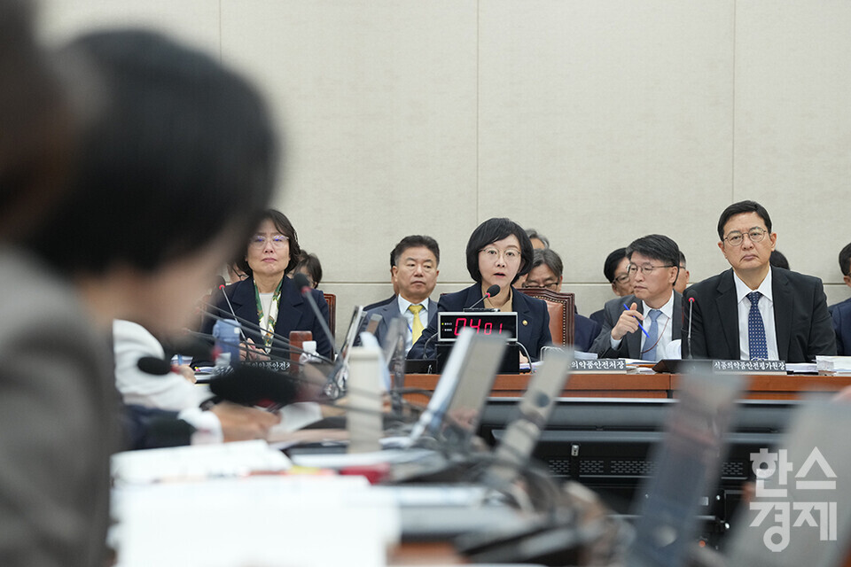 오유경 식품의약품안전처장이 10일 서울 여의도 국회에서 열린 보건복지위원회의 보건복지부, 질병관리청에 대한 국정감사에 출석해 의원 질의에 답변하고 있다. /최대성 기자 dpdaesung@sporbiz.co.kr 2024.10.10.