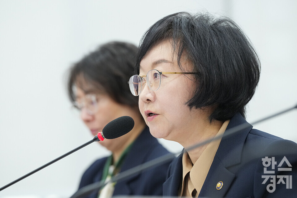 오유경 식품의약품안전처장이 10일 서울 여의도 국회에서 열린 보건복지위원회의 보건복지부, 질병관리청에 대한 국정감사에 출석해 의원 질의에 답변하고 있다. /최대성 기자 dpdaesung@sporbiz.co.kr 2024.10.10.