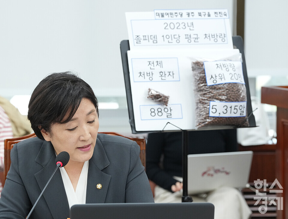 10일 서울 여의도 국회에서 보건복지위원회의 보건복지부, 질병관리청에 대한 국정감사가 열리고 있다. 정진숙 더불어미주당 의원이 졸피뎀과 관련된 질의를 하고 있다 /최대성 기자 dpdaesung@sporbiz.co.kr 2024.10.10.