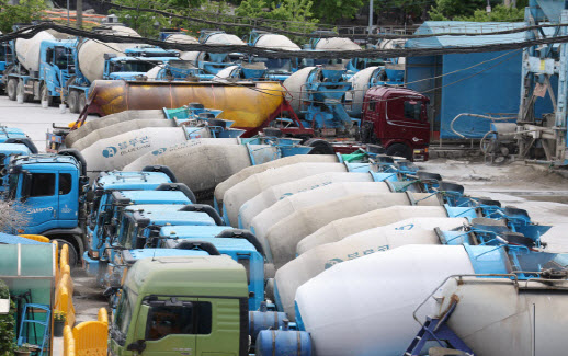 시멘트 공장에 레미콘 차량들이 주차된 모습. /연합뉴스