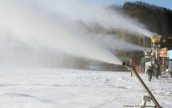 제설 작업 중인 스키장 모습. /연합뉴스