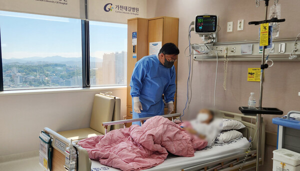 이재훈 가천대 길병원 혈액내과 교수가 CAR-T 치료를 위해 조혈세포이식병동에 입원 중인 림프종 환자 A씨를 살피고 있다./가천대 길병원 제공