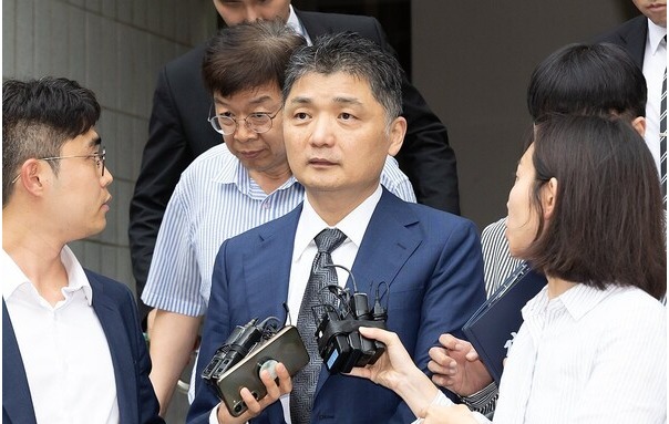 서울남부지법 한정석 부장판사는 23일 오전,  카카오 최대 주주인 김범수 카카오 경영쇄신위원장에 대해 구속영장을 발부했다. /연합뉴스