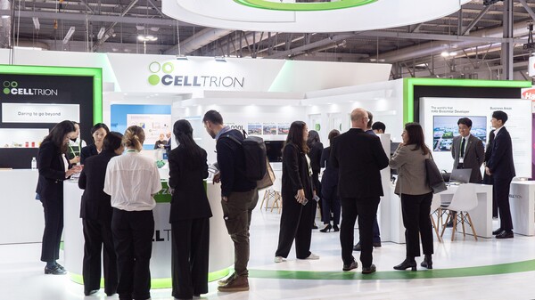  셀트리온 단독부스에는 전시회 첫날부터 방문객이 몰리며 3일간 총 2000명 이상의 업계 관계자들이 방문했다./셀트리온 제공