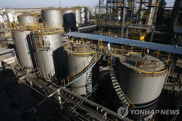 정유업계는 2035년 국가 온실가스 감축목표(2035 NDC)가 산업의 구조적 한계와 기술적 어려움을 고려해 현실적인 목표가 돼야 하고, 탄소감축기술의 상용화를 위한 정책적 지원이 중요하다고 제안했다. / 연합뉴스