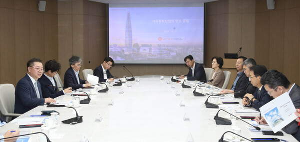 권선형 기자] 최근 글로벌 공급과잉과 수요둔화로 어려움을 겪고 있는 석유화학과 정유산업의 탈탄 소 돌파구 모색을 위해 정부와 산업계가 머리를 맞댔다. 11일 상의 회관에서 산업통상자원부와 대한상공회의소가 마련한 ‘제2차 산업부문 탄소중립 정책협의회’에서다. / 대한상의