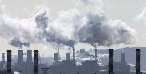 화석연료 프로젝트에 대한 해외 지원이 1년 사이 4.5배 증가한 것으로 나타났다. / 사진=연합뉴스