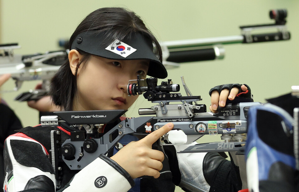 11일 경남 창원국제사격장에서 열린 제105회 전국체전 여자부 일반공기소총 경기에서 반효진이 격발을 준비하고 있다.  /연합뉴스