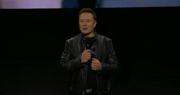 테슬라의 비전이 담긴 '로보택시'가 드디어 베일을 벗었지만 개장전 거래에서 6% 급락하는 등 시장의 반응이 좋지 않다. / 유튜브 영상 갈무리