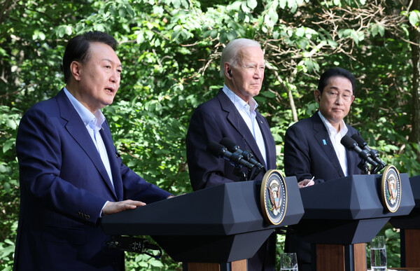 한미일 정상이 18일(현지시간) 워싱턴DC 인근 캠프 데이비드에서 열린 공동기자회견에서 발언하고 있다. 왼쪽부터 윤석열 대통령, 바이든 미 대통령, 기시다 후미오 일본 총리 / 연합뉴스