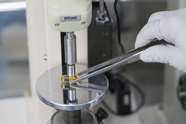 알피바이오가 캡슐 안에 두 가지 층이 존재하도록 제조하는 ‘이종 약액 연질캡슐 성형장치’ 신규 특허를 획득했다./알피바이오 제공