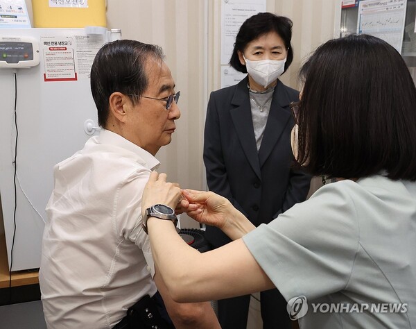 백신 접종 하는 한덕수 국무총리./연합뉴스