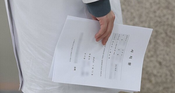 한 전공의가 사직서를 제출하고 있다. /연합뉴스