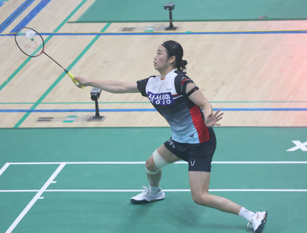 9일 경남 밀양시 밀양배드민턴경기장에서 열린 제105회 전국체육대회 배드민턴 예선전. 부산 삼성생명 안세영이 경기에 집중하고 있다. /연합뉴스