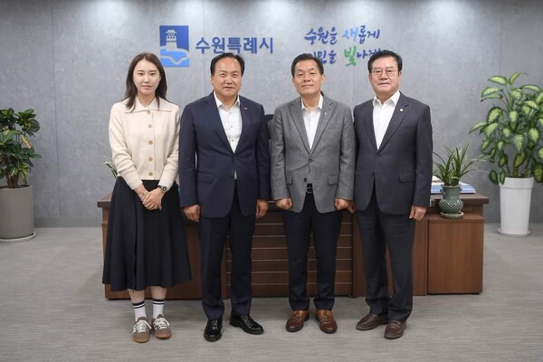 이권재 오산시장은  지난 11일 이상복 오산시의회 의장, 조미선 의원과 함께 수원시청을 방문해 이재준 수원시장과 수원도시공사가 보유한 운암뜰 AI시티 도시개발 프로젝트 지분 5.3%를 유상 양도해줄 것을 요청했다./ 이권재 시장 페이스북 사진 캡쳐