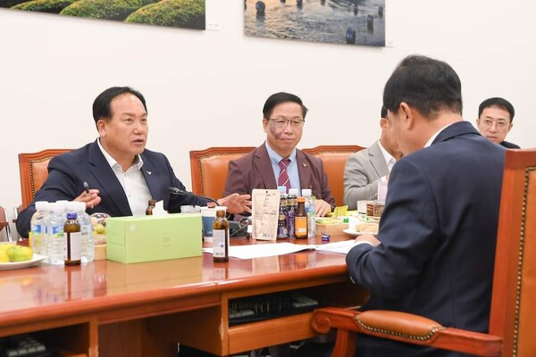 이 시장은 김 의원에게 서랑저수지에 시민 힐링 공간을 조속히 조성할 수 있도록 ▲농업진흥지역 해제 ▲오산시 직영사업 추진 등을 위해 경기도와 농어촌공사 간 가교 역할을 요청했다./ 이권재 오산시장 페이스북 사진 캡쳐