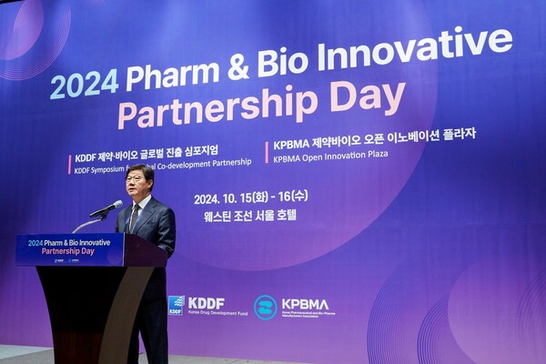 노연홍 한국제약바이오협회장이 15일 서울 중구 웨스틴조선 호텔에서 열린 ‘KPBMA 오픈 이노베이션 플라자’에서 개회사를 하고 있다./한국제약바이오협회 제공