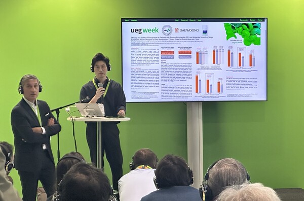 박형(왼쪽 두번째) 대웅제약 임상연구팀원이 해외 의료진에 펙수클루 연구 포스터를 소개하고 있다./대웅제약 제공
