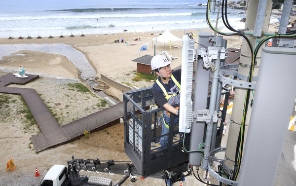 휴가철 트래픽 증가에 대비해 KT관계자가 양양 죽도해수욕장 인근에서 통신 기지국을 점검하고 있다. / KT