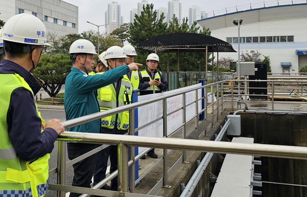 이정복 서부발전 사장(왼쪽 두 번째)은 15일 군산발전본부를 방문해 안전관리 현황을 점검하고 현장 근무자를 격려했다./사진=한국서부발전