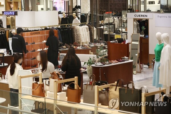 한국무역협회 국제무역통상연구원은 ‘우리나라 서비스 산업 수출 동향 및 국제경쟁력 진단’ 보고서를 17일 발간했다. / 연합뉴스