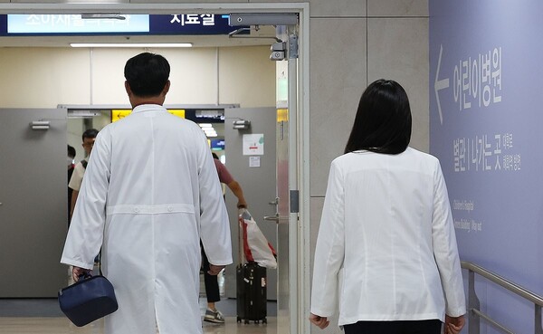 의사들이 이동하고 있는 모습./연합뉴스 제공