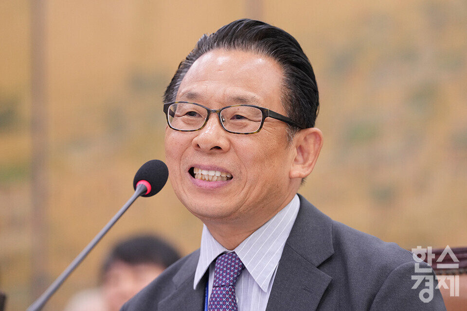한상준 영화진흥위원장이 17일 서울 여의도 국회에서 열린 문화체육관광위원회의  한국콘텐츠진흥원, 국립국어원 등 14개 기관에 대한 국정감사에 출석해 의원 질의에 답변하고 있다. /최대성 기자 dpdaesung@sporbiz.co.kr 2024.10.17.