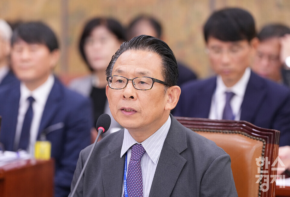 한상준 영화진흥위원장이 17일 서울 여의도 국회에서 열린 문화체육관광위원회의  한국콘텐츠진흥원, 국립국어원 등 14개 기관에 대한 국정감사에 출석해 의원 질의에 답변하고 있다. /최대성 기자 dpdaesung@sporbiz.co.kr 2024.10.17.