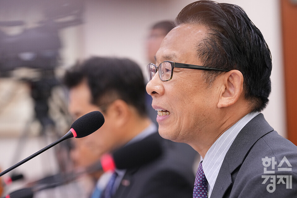 한상준 영화진흥위원장이 17일 서울 여의도 국회에서 열린 문화체육관광위원회의  한국콘텐츠진흥원, 국립국어원 등 14개 기관에 대한 국정감사에 출석해 의원 질의에 답변하고 있다. /최대성 기자 dpdaesung@sporbiz.co.kr 2024.10.17.