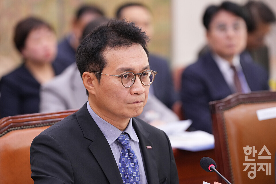 유현석 한국콘텐츠진흥원장 직무대리가 17일 서울 여의도 국회에서 열린 문화체육관광위원회의  한국콘텐츠진흥원, 국립국어원 등 14개 기관에 대한 국정감사에 출석해 의원 질의를 듣고 있다. /최대성 기자 dpdaesung@sporbiz.co.kr 2024.10.17.