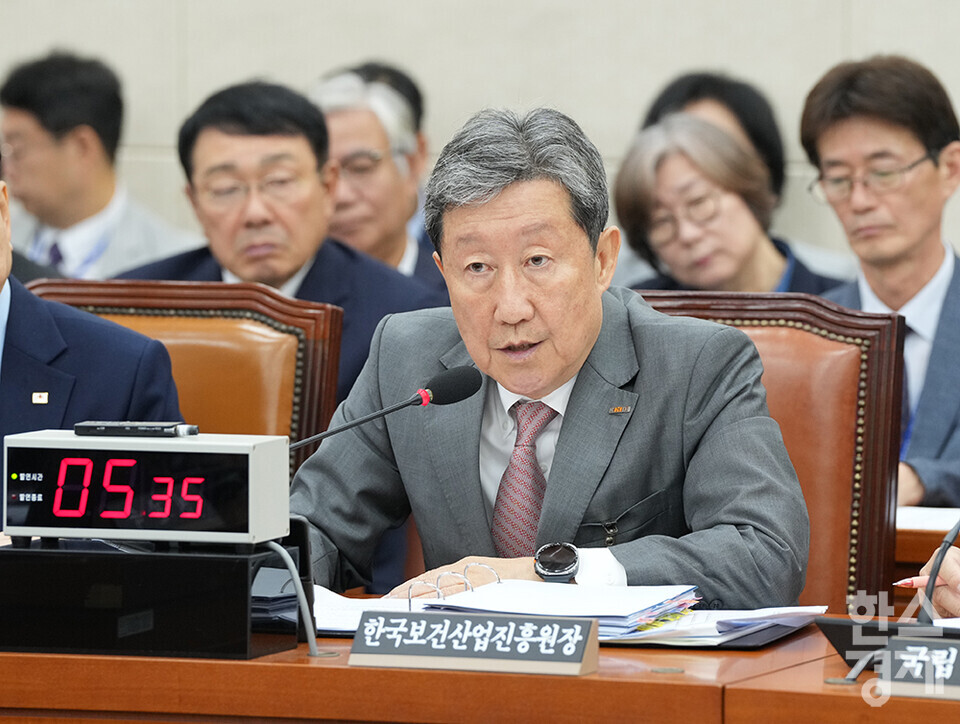 차순도 한국보건산업진흥원장이 17일 서울 여의도 국회에서 열린 보건복지위원회의 한국보건산업진흥원, 한국건강증진개발원 등 15개 기관에 대한 국정감사에 출석해 의원 질의에 답변하고 있다. /최대성 기자 dpdaesung@sporbiz.co.kr 2024.10.17.