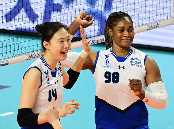 프로배구 V리그 여자부 현대건설 양효진과 모마. /KOVO 제공