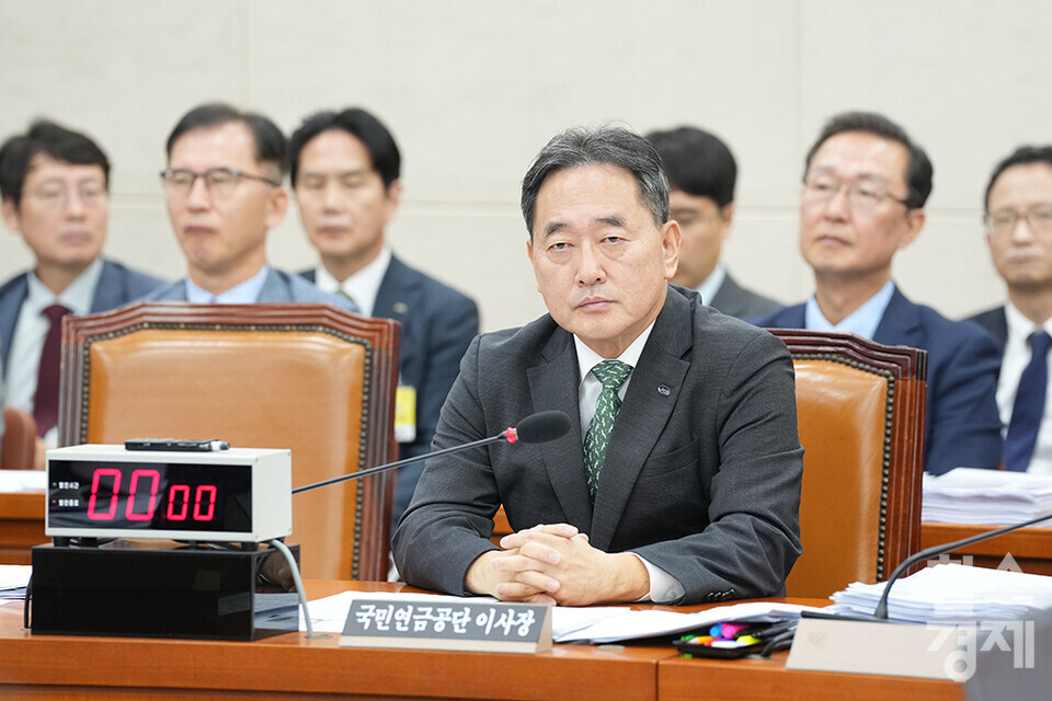 김태현 국민연금공단 이사장이 18일 서울 여의도 국회에서 열린 보건복지위원회의 국민연금공단, 한국사회보장정보원에 대한 국정감사에 출석하고 있다. /최대성 기자 dpdaesung@sporbiz.co.kr 2024.10.18.