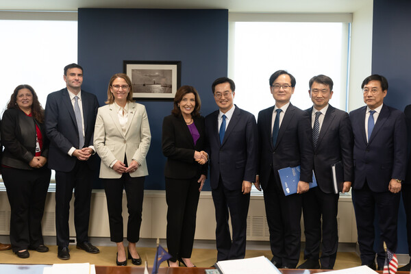 세일즈 외교를 위해 미국을 방문 중인 김동연 경기도지사가 현지시각 17일 캐시 호컬 뉴욕 주지사를 만났다. / 경기도 제공