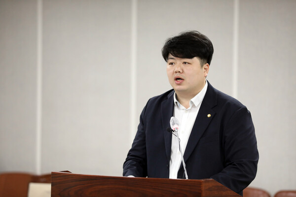 배지환 수원특례시 의원(국민의힘, 매탄1·2·3·4동)이 대표발의한 첫째 아이 출산지원금 50만 원, 둘째 아이 100만 원 지급 조례가 표결 끝에 부결됐다./ 김두일 기자