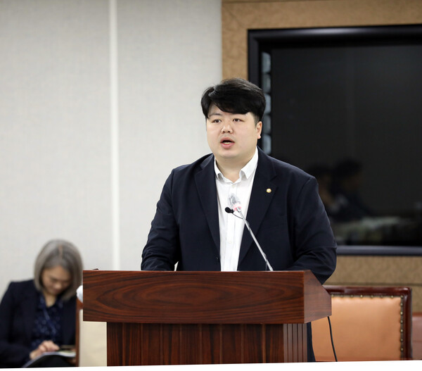 표결에 앞서 배지환 의원은 조례 통과를 위해 별도의 자료를 준비하여 수원시의 출산율 하락 문제를 지적하며 조례의 필요성을 강조했다./ 김두일 기자