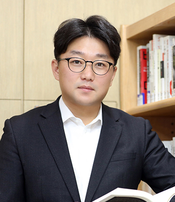 이희승 의원. 심의 과정에서 더불어민주당 소속 사정희 의원(매탄1·2·3·4동)과 김은경 의원(세류1·2·3동, 권선1동)이 적극적으로 반대 의견을 개진했다. 반면 국민의힘 소속 정영모(영화동, 조원1동, 연무동) 의원과 김소진(서둔동, 구운동, 입북동, 율천동) 의원은 찬성 의견을 나타냈으며, 이희승 의원(영통2·3동, 망포1·2동)은 기권한 것으로 추정된다./ 김두일 기자