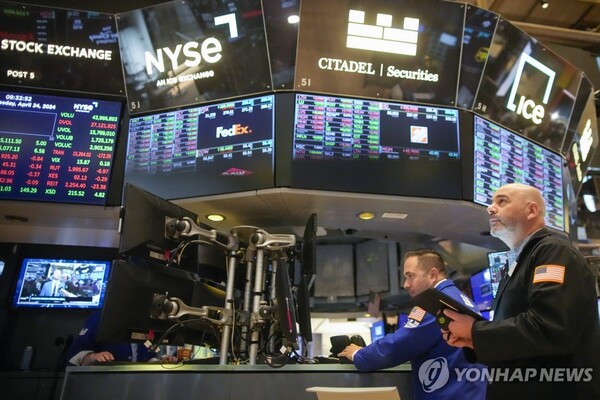 18일(현지 시간) 미국 뉴욕증시가 기업 실적 호조로 인해 상승세를 이어가며 마감했다. 이날 다우존스 산업평균지수와 스탠더드앤드푸어스(S&P) 500 지수는 각각 사상 최고치를 기록했다. / 연합뉴스
