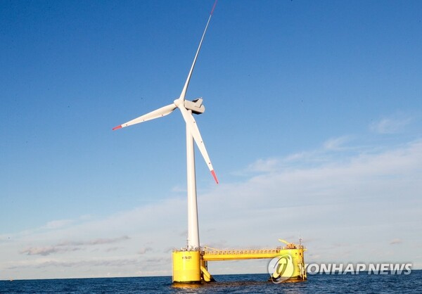 글로벌 해상풍력 시장 규모가 유럽과 중국을 중심으로 가파르게 성장하고 있는 가운데 국내에서도 재생에너지 확대를 위한 방편으로 부유식 해상풍력 개발에 관심이 모아지고 있다. / 연합뉴스