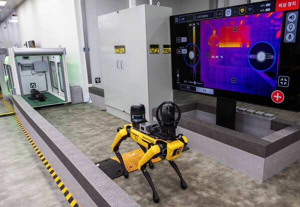 보스턴 다이나믹스의 4족 보행 로봇 ‘스팟’이 공장 설비 상태를 점검하고 있다./ 현대자동차그룹