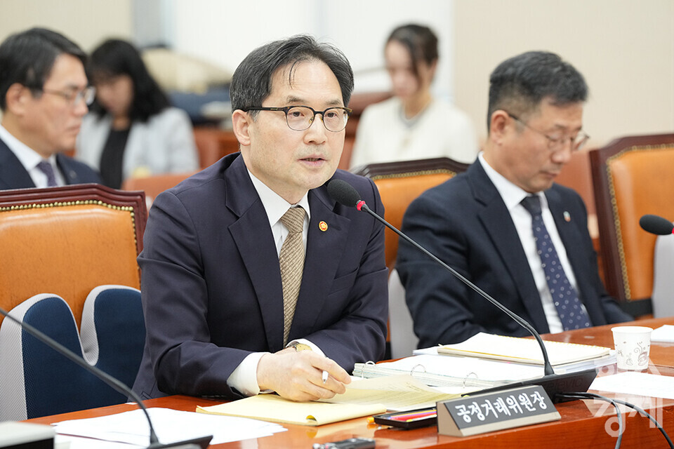 한기정 공정거래위원장이 21일 서울 여의도 국회에서 열린 정무위원회의 공정거래위원회, 한국소비자원, 한국공정거래조정원에 대한 국정감사에 출석해 의원 질의에 답변하고 있다. /최대성 기자 dpdaesung@sporbiz.co.kr 2024.10.21.