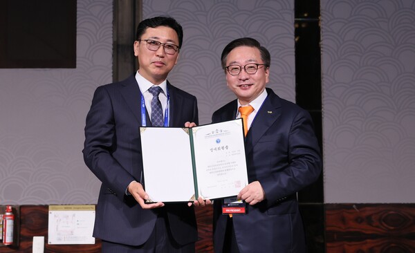 진성곤 대웅바이오 대표(왼쪽)가 대한신경외과학회에서 명예회원으로 위촉됐다./대웅바이오 제공