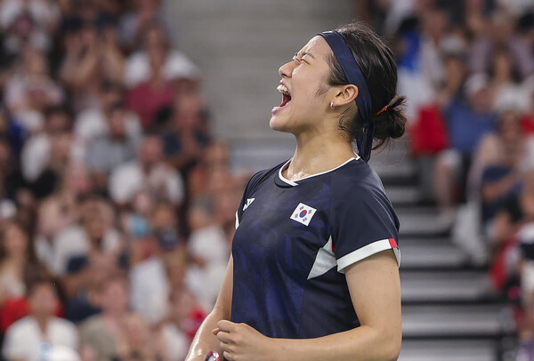 안세영이 31일(현지시간) 프랑스 파리 라 샤펠 아레나에서 열린 2024 파리올림픽 배드민턴 여자 단식 예선 프랑스 취셰페이를 2-0으로 꺾고 8강 진출을 확정한 뒤 기뻐하고 있다. /연합뉴스