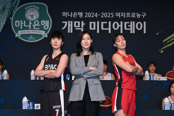 부산 BNK 박정은 감독(가운데), 박혜진(왼쪽), 김소니아. /WKBL 제공